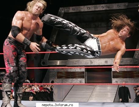 POZE - SHAWN MICHAELS cu un SUPER KICK asupra lu EDGE - Lasati mesaje si poze mumoase