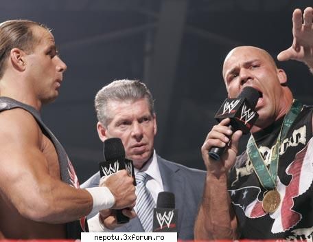 vince mcmahon in angle in dreapta si shawn michaels in stanga :) poze