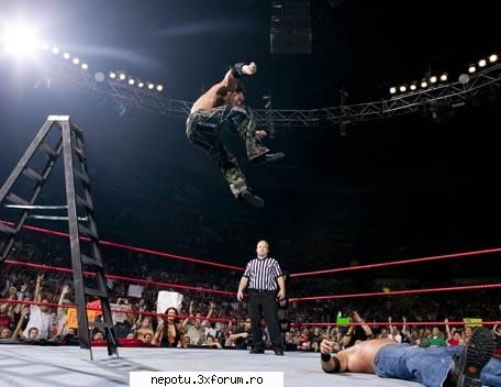 leg drop al matt hardy de pe o scara pe bietul edge :| poze