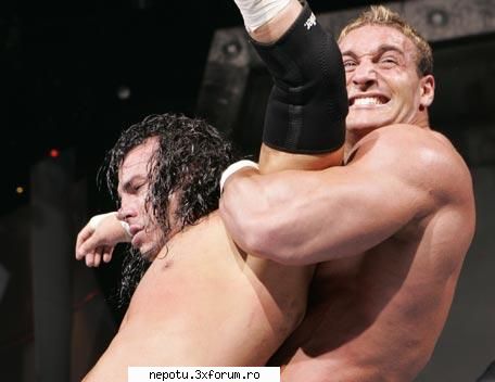 chris masters cu un master lock asupra lu matt hardy :( poze