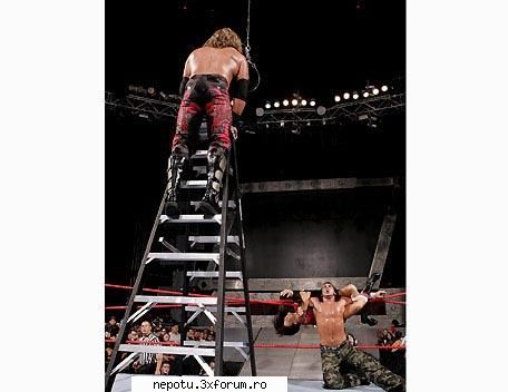 edge pe scara castigand money in the bank :d :nod: poze
